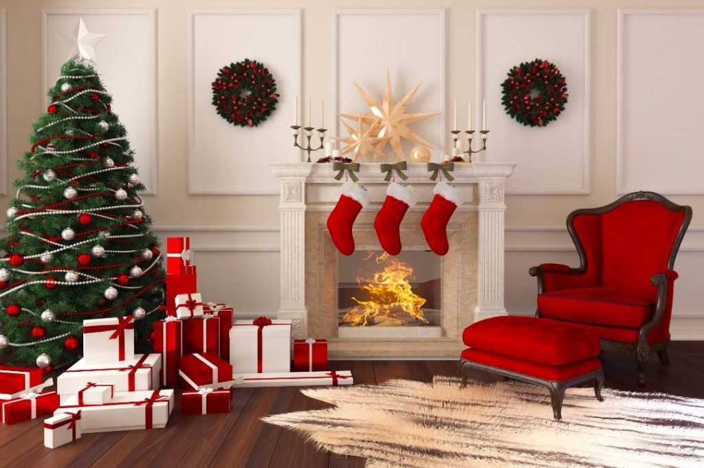 Amuebla tu hogar en Navidad.  Salón con árbol plateado y rojo y cajas de regalo rojas y blancas.  Chimenea con calcetines de befana roja.