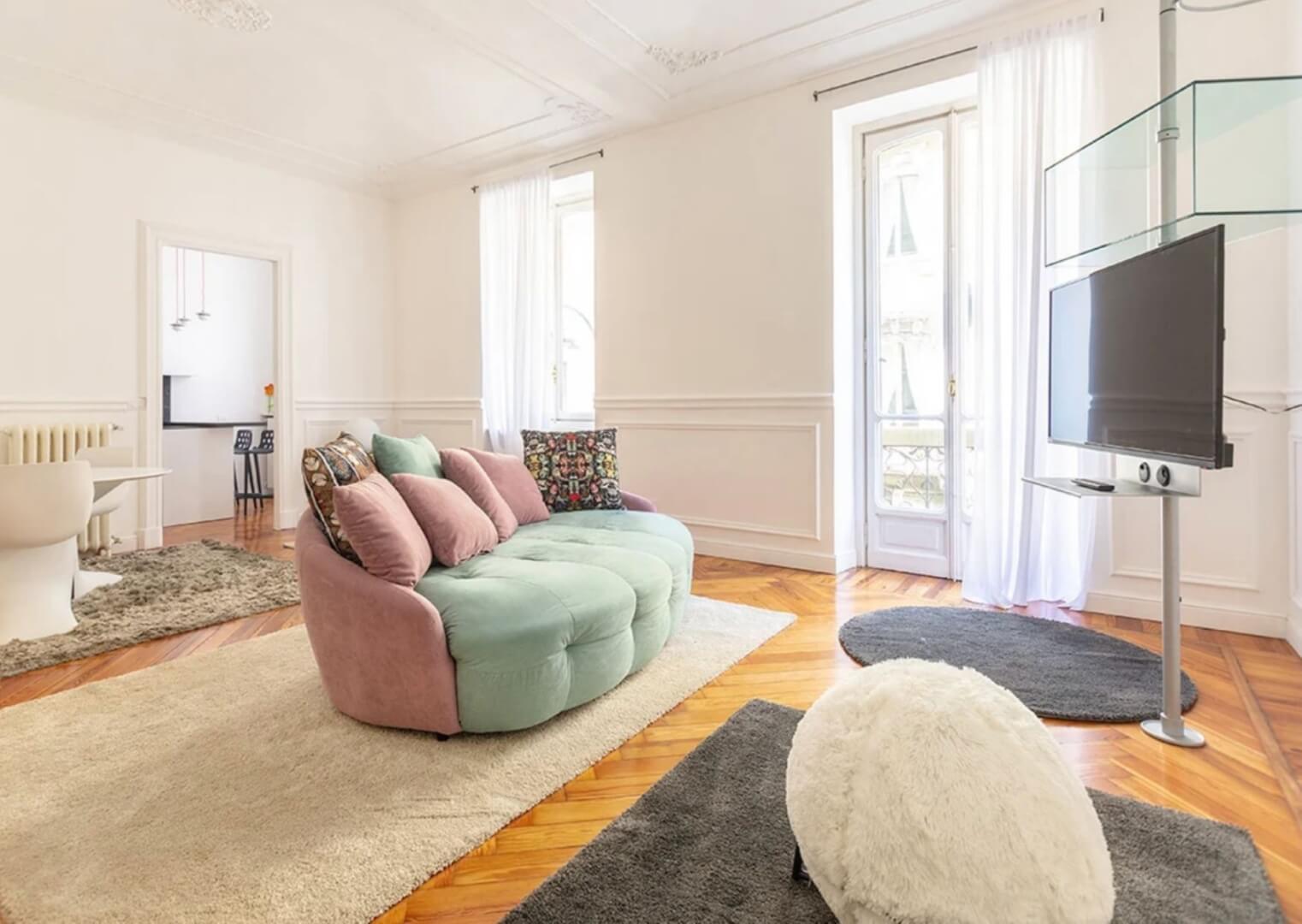 paneles de madera en la sala de estar blanca con sofá, televisión y alfombras