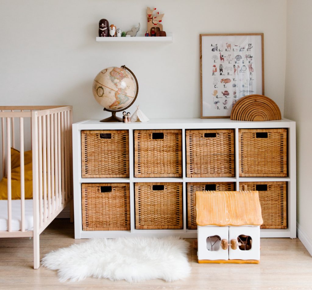 Ideas de dormitorios infantiles con armario con cajones de paja.