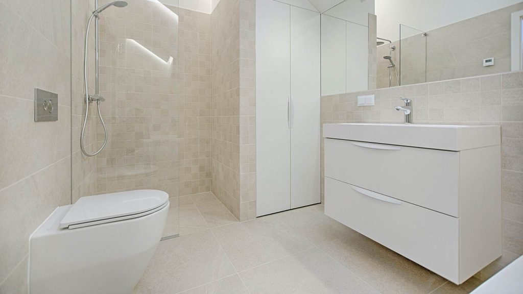 Cuarto de baño moderno con lavabo con armario blanco.