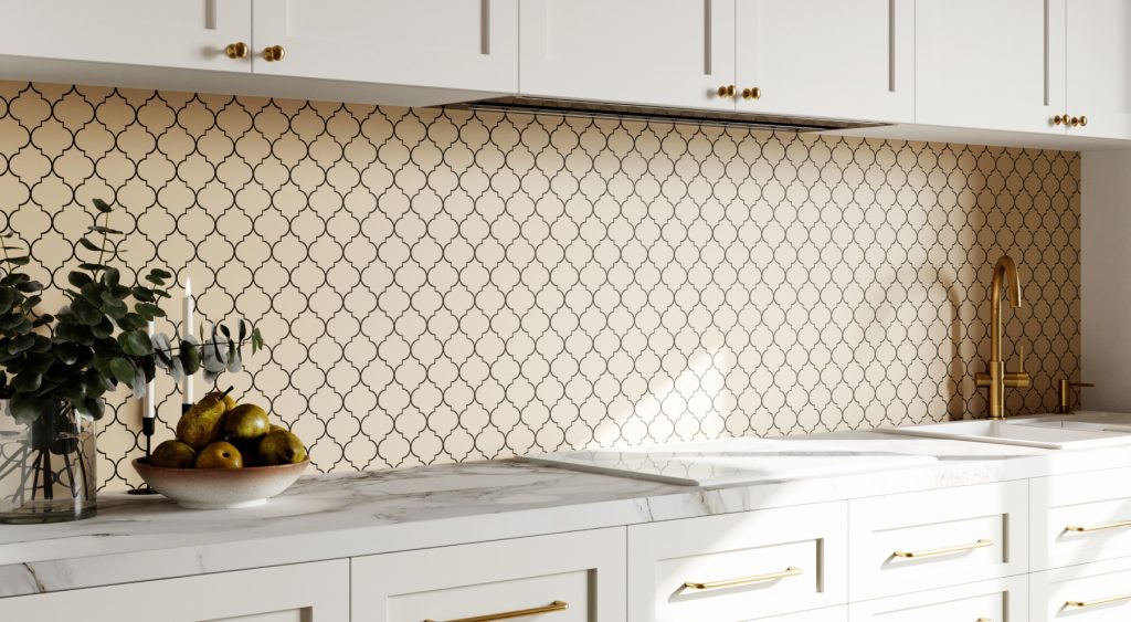 Revestimiento de cocina con azulejos decorados en estilo vintage.