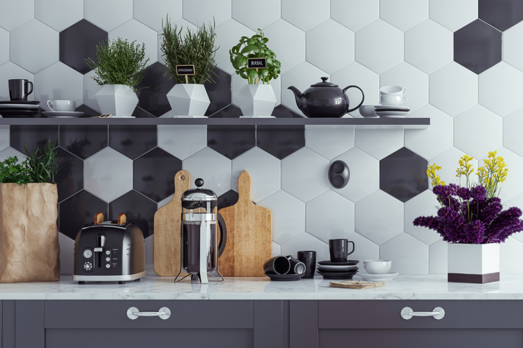 Revestimiento de cocina con azulejos hexagonales en blanco y negro.