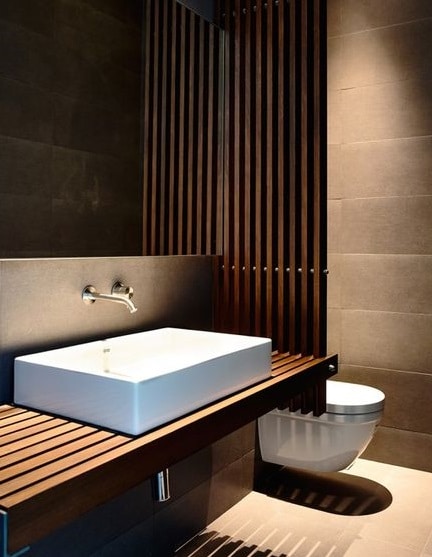 Pequeño cuarto de baño moderno con muebles de madera.