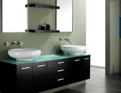 Pequeño cuarto de baño moderno con espejo doble