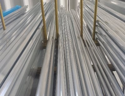 Algunos perfiles de aluminio divididos por longitud